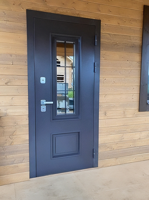 Дверь с остеклением