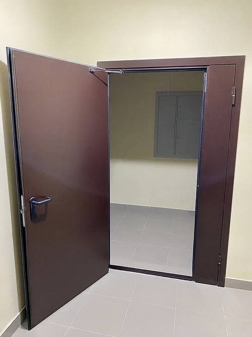 Коричневая огнезащитная дверь